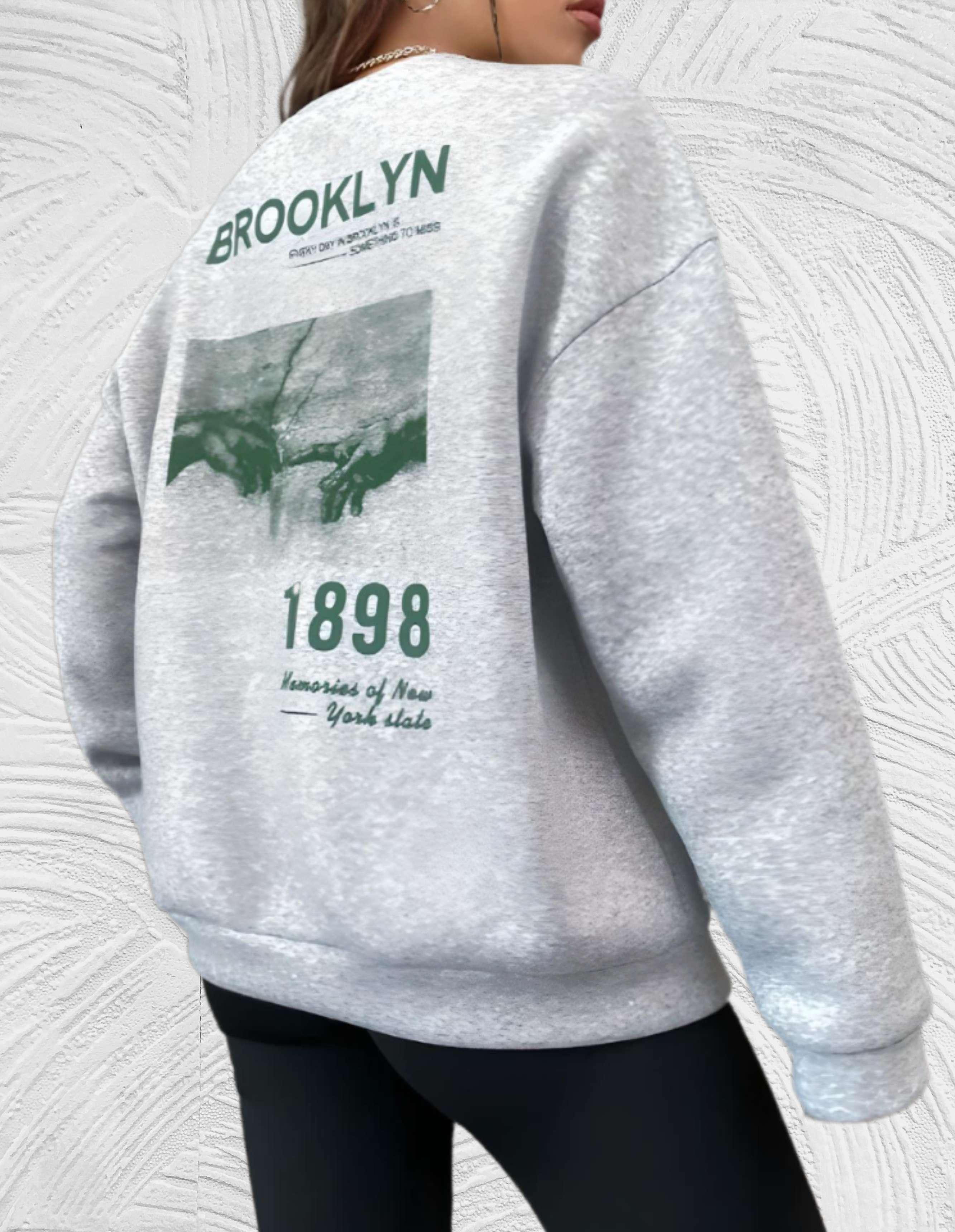 Oversized trui met ronde hals eenvoudige voorkant met Brooklyn 1898 statement en foto ontwerp aan de achterkant